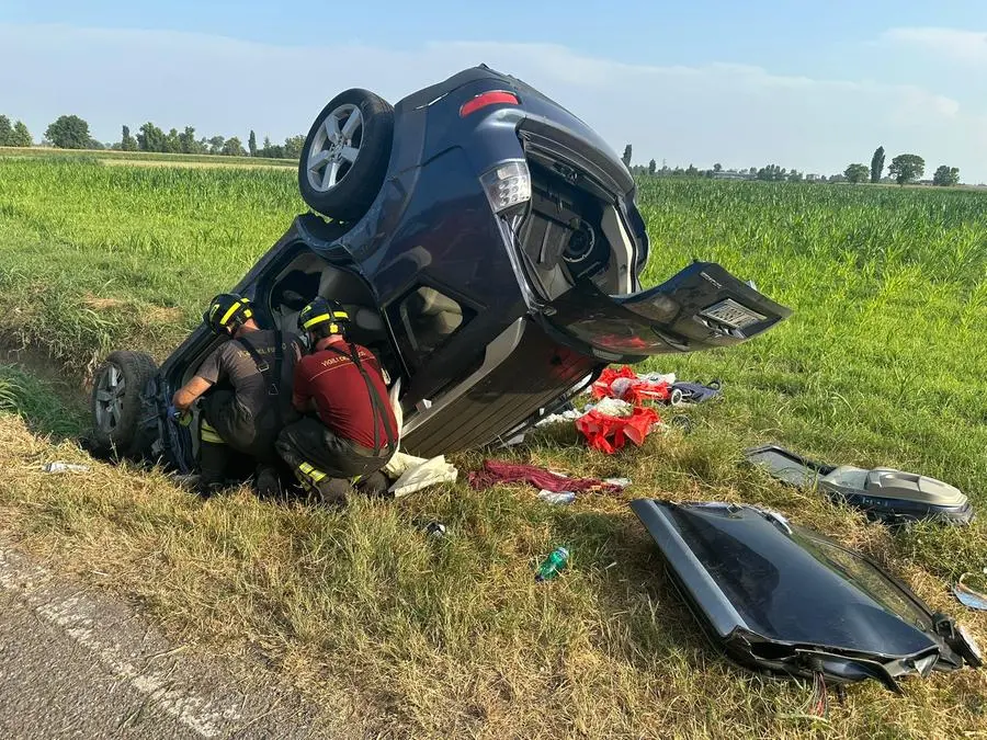 L'auto ribaltata a Leno