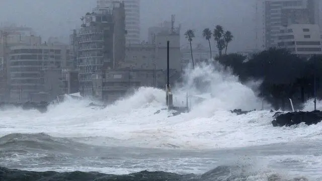 epa06050594 Waves crash on the coast of Vina del Mar, Chile, 25 June 2017. Chilean authorities reported heavy tidal waves in some regions of the South American country today, as well as dozens of people evacuated due to rain and wind that affected the south central area. EPA/SEBASTIAN CISTERNAS