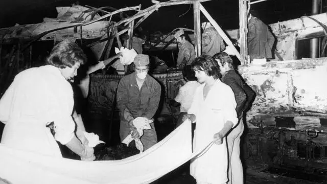 Vigili del fuoco al lavoro dopo l'attentato al treno Italicus a Bologna, in una immagine del 04 agosto 1974. ANSA
