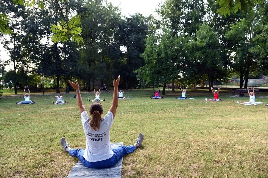 Ginnastica all'aperto con lo Sport al parco