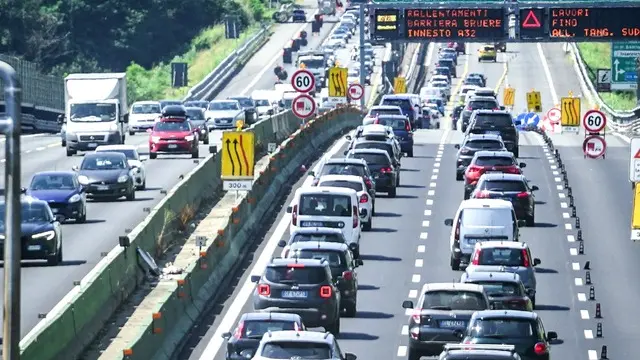 Lunghe code di auto per il grande esodo estivo di ferragosto sulla tangenziale sud di Torino. Torino 03 agosto 2024 ANSA/TINO ROMANO