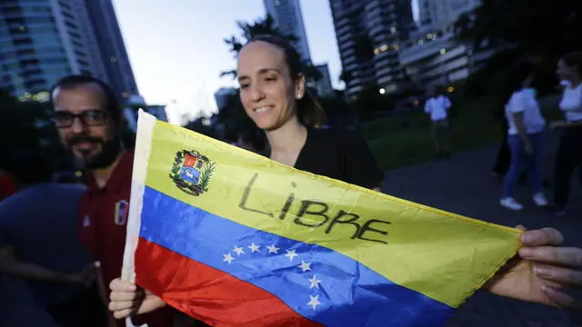 epa11514155 Venezuelans demonstrate against Venezuela's President Nicolas Maduro's government in Panama City, Panama, 31 July 2024. On 28 July 2024, protests erupted throughout Venezuela after incumbent President Nicolas Maduro declared victory in the 2024 presidential election, which was marred by significant irregularities. EPA/CARLOS LEMOS