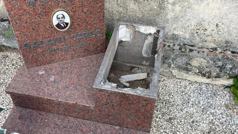 Una delle tombe danneggiate dai ladri al cimitero di Corvione di Gambara © www.giornaledibrescia.it