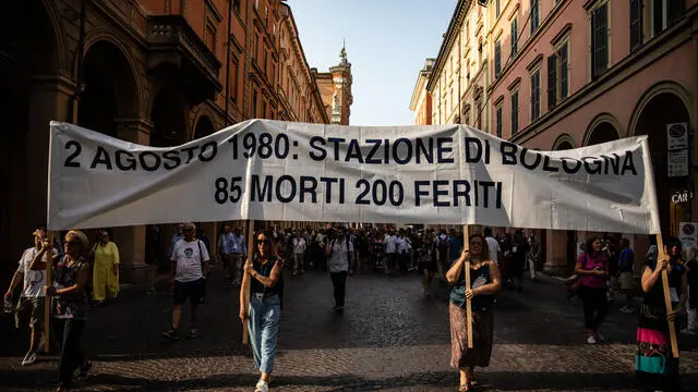 Uno degli striscioni durante il corteo del 2 agosto verso la stazione di Bologna Bologna/ 2 agosto 2024 ANSA/MAX CAVALLARI
