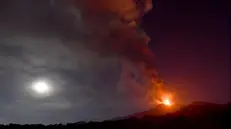 L'attività del cratere Voragine dell'Etna, ripresa nella tarda serata di ieri e durata tutta la notte scorsa, con una colonna eruttiva alta circa 6000 m s.l.m. e abbondante ricaduta di cenere vulcanica. ANSA/Orietta Scardino