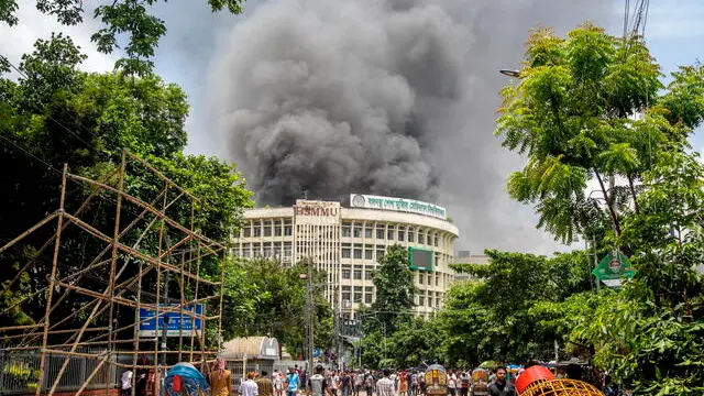 epa11524704 Black smoke rises from the Bangabandhu Sheikh Mujib Medical University (BSMMU) during clashes between protesters and Awami League members, on the first day of the non-cooperation movement at Dhaka University campus in Dhaka, Bangladesh, 04 August 2024. The Anti-Discrimination Student Movement organizers are demanding the resignation of the current government. Dhaka authorities have imposed a new curfew starting 06:00 p.m. local time on 04 August. As casualties mounted and law enforcement struggled to contain the unrest, the Bangladeshi government on 20 July 2024 had imposed an initial nationwide curfew and deployed military forces after violence broke out in Dhaka and other regions following student-led protests demanding reforms to the government's job quota system. EPA/MONIRUL ALAM