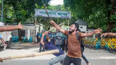 epa11524745 A protester shouts slogans as police look on during the first day of the non-cooperation movement in Dhaka, Bangladesh, 04 August 2024. The Anti-Discrimination Student Movement organizers are demanding the resignation of the current government. Dhaka authorities have imposed a new curfew starting 06:00 p.m. local time on 04 August. As casualties mounted and law enforcement struggled to contain the unrest, the Bangladeshi government on 20 July 2024 had imposed an initial nationwide curfew and deployed military forces after violence broke out in Dhaka and other regions following student-led protests demanding reforms to the government's job quota system. EPA/MONIRUL ALAM