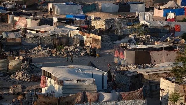 epa11523277 Internally displaced Palestinians at a makeshift camp built among the rubble in Khan Younis, southern Gaza Strip, 03 August 2024. Since 07 October 2023, up to 1.7 million people, or more than 75 percent of the population, have been displaced throughout the Gaza Strip, some more than once, in search of safety, according to the United Nations Relief and Works Agency for Palestine Refugees in the Near East (UNRWA), which added that the Palestinian enclave is 'on the brink of famine', with 1.1 million people (half of its population) 'experiencing catastrophic food insecurity' due to the conflict and restrictions on humanitarian access. EPA/HAITHAM IMAD