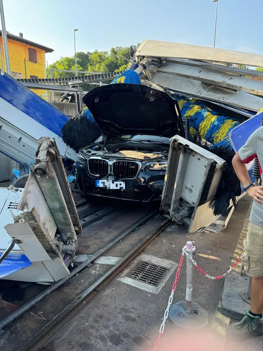 L'auto intrappolata all'autolavaggio di Salò