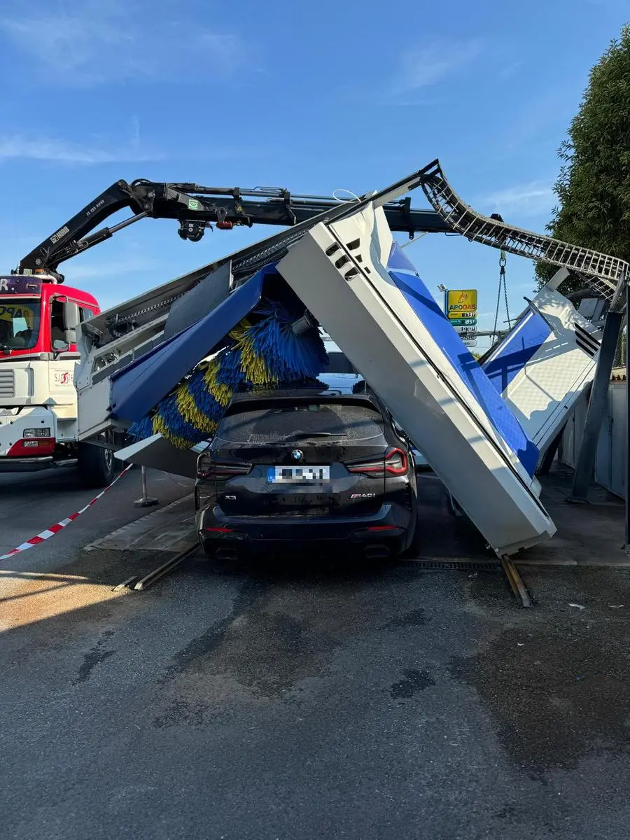 L'auto intrappolata all'autolavaggio di Salò