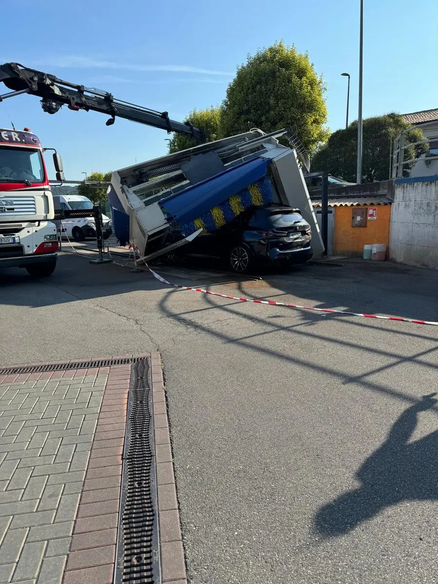 L'auto intrappolata all'autolavaggio di Salò