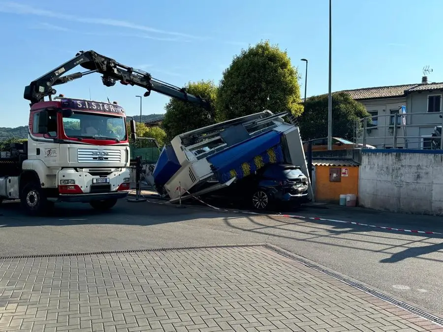 L'auto intrappolata all'autolavaggio di Salò