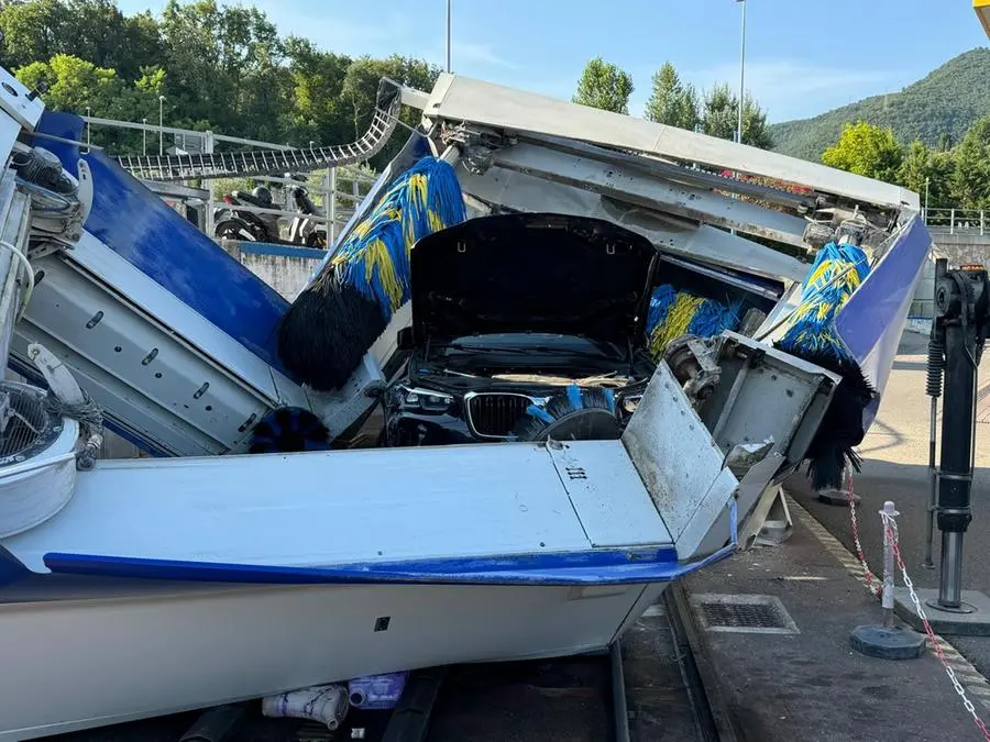 L'auto intrappolata all'autolavaggio di Salò