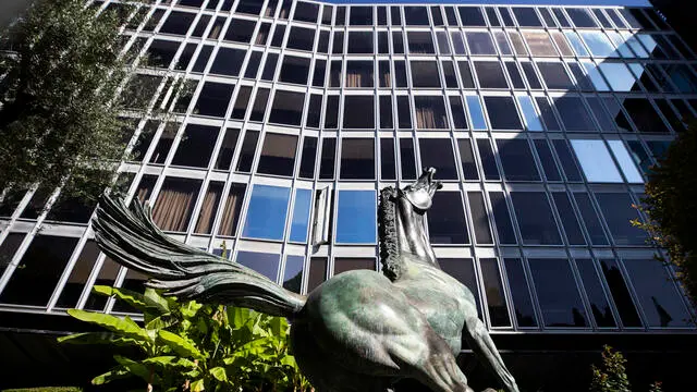 La statua del Cavallo Morente nella sede di viale Mazzini durante la riunione del Consiglio di Amministrazione (Cda) della Rai per i nuovi palinsesti, Roma, 26 giugno 2023. ANSA/ANGELO CARCONI