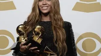 epa04611157 Beyoncé holds the awards for 'Best R&B Performance, Best R&B Song and Best Surround Sound Album' at the 57th annual Grammy Awards held at the Staples Center in Los Angeles, California, USA, 08 February 2015. EPA/PAUL BUCK