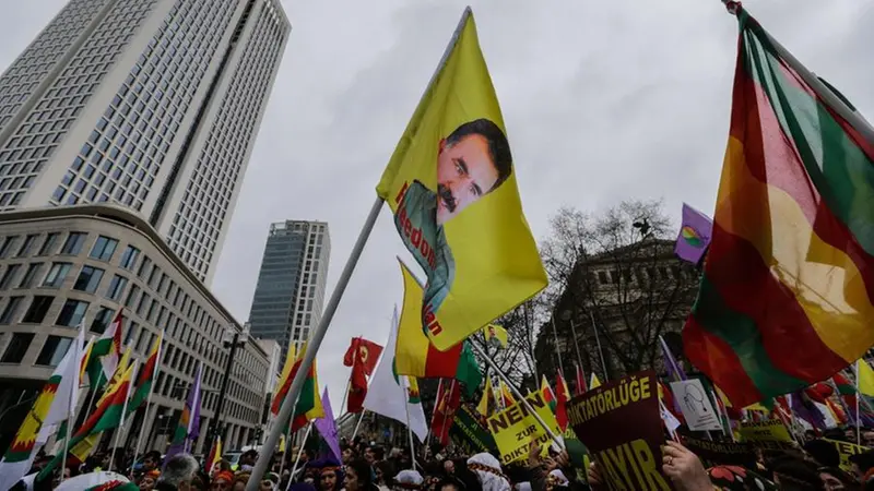 Il leader del Pkk Öcalan su una bandiera - Foto Ansa © www.giornaledibrescia.it