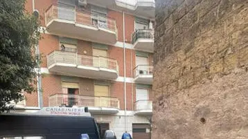 foto dei carabinieri di Napoli sul luogo dove è caduto il bambino dal balcone nel Napoletano