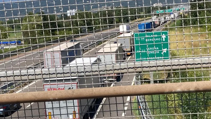 Traffico in tilt in autostrada A4 per un incidente: chilometri di coda ...