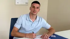 Ante Matej Juric firma il contratto con il Brescia - Foto Brescia Calcio