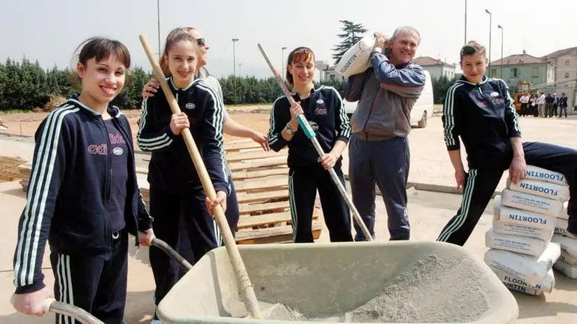 Enrico Casella e le ginnaste dell’epoca (tra cui Vanessa Ferrari, prima a sinistra), nel cantiere dell’PalAlgeco nel 2007