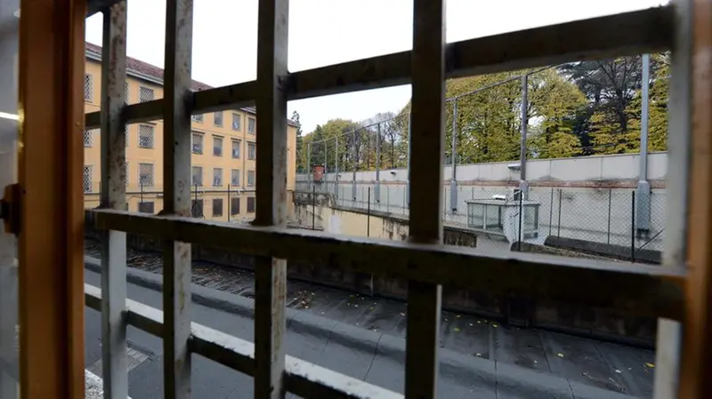 Le grate del carcere di Canton Mombello - © www.giornaledibrescia.it
