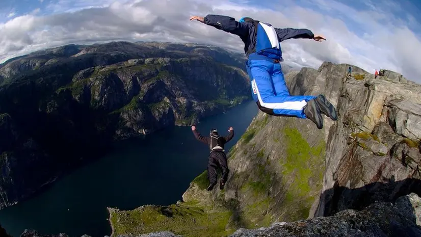 Due base jumper nella prima fase del salto