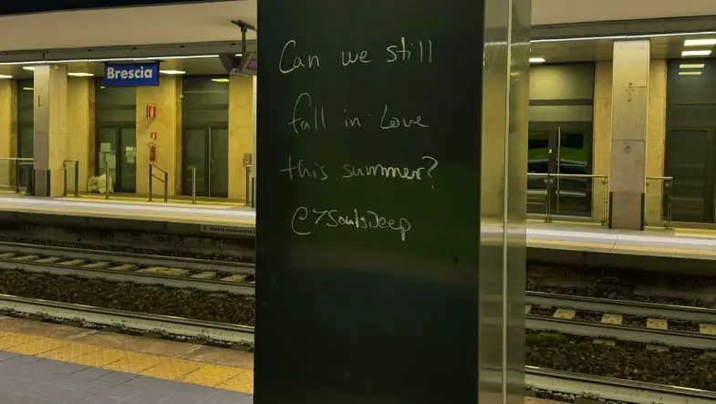 Una delle scritte dell'artista, in stazione a Brescia - Foto Instagram