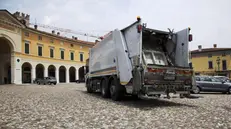 Un camion per la raccolta dei rifiuti in piazza Cavour a Rovato © www.giornaledibrescia.it