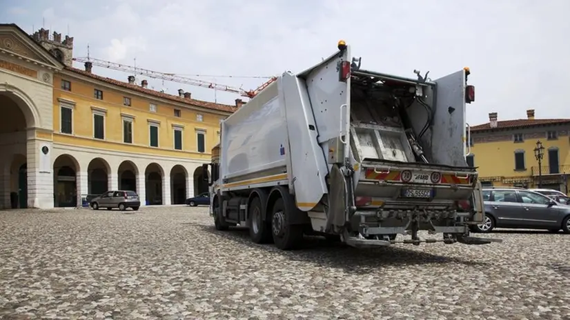 Un camion per la raccolta dei rifiuti in piazza Cavour a Rovato © www.giornaledibrescia.it