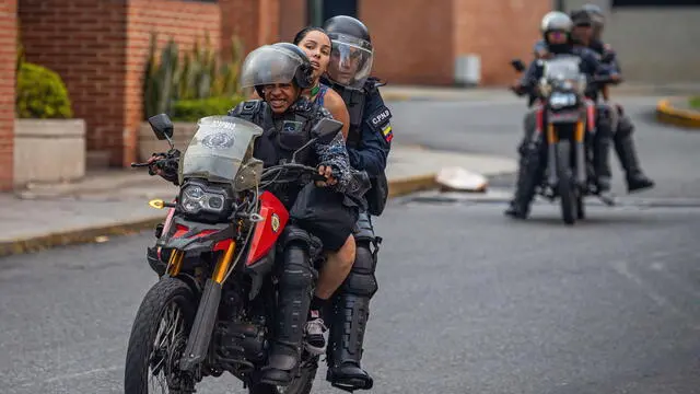 epa11507674 Members of the Bolivarian National Guard (GNB) detain two people during protests over the results of the presidential elections in Caracas, Venezuela, 29 July 2024. Protests are taking place in Caracas after the National Electoral Council (CNE) proclaimed that Nicolas Maduro was re-elected president of Venezuela, following elections held on 28 July. Thousands of citizens have come out to protest against the results announced by the National Electoral Council (CNE), which gave President Maduro 51.2% of the votes, a figure questioned by the opposition and by a good part of the international community. Opposition leader Maria Corina Machado claims they have obtained enough of the vote tallies to prove they won the presidential elections that took place on 28 July. EPA/Henry Chirinos