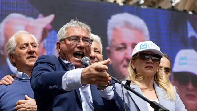 Il presidente nazionale Sib Antonio Capacchione alla manifestazione dei balneari contro la Bolkestein a piazza SS. Apostoli. Roma 11 aprile 2024 ANSA/MASSIMO PERCOSSI