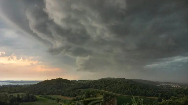 Il temporale sul Basso Garda - Foto di Antonello Mora