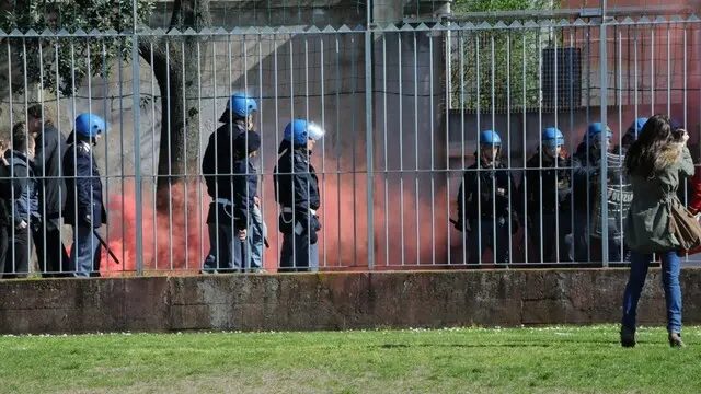 Calcio: incidenti, polizia in assetto antisommossa durante una partita