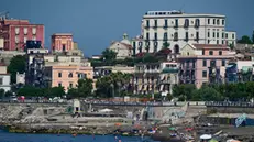 Caldo e temperature sopra la media sulle spiagge e le scogliere del litorale di Pozzuoli affollate di bagnanti nonostante lo spavento della scossa sismica registrata in mattinata percepita anche in alcune zone di Napoli, 18 luglio 2024. ANSA /CIRO FUSCO