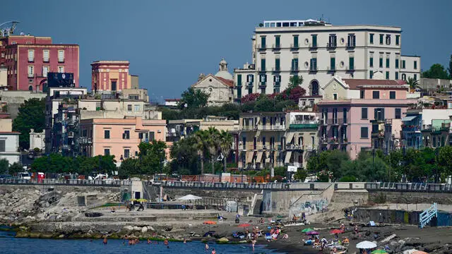 Caldo e temperature sopra la media sulle spiagge e le scogliere del litorale di Pozzuoli affollate di bagnanti nonostante lo spavento della scossa sismica registrata in mattinata percepita anche in alcune zone di Napoli, 18 luglio 2024. ANSA /CIRO FUSCO