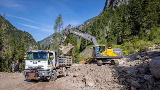 La strada statale bloccata in località Acquatona a causa di una frana avvenuta nella notte tra Friuli Venezia Giulia e Veneto a Sappada, 07 agosto 2024. ANSA/ANDREA SOLERO