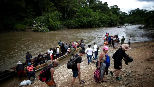 epa10904499 Migrants disembark from canoes to be transferred to an immigration reception station in Lajas Blancas, Meteti, Darien, Panama 06 October 2023.The presidents of Panama, Laurentino Cortizo, and Costa Rica, Rodrigo Chaves, traveled this 06 October to the Darien region, bordering Colombia, to address together the migration crisis, with the daily arrival of thousands of migrants on their way to the United States. EPA/Bienvenido Velasco