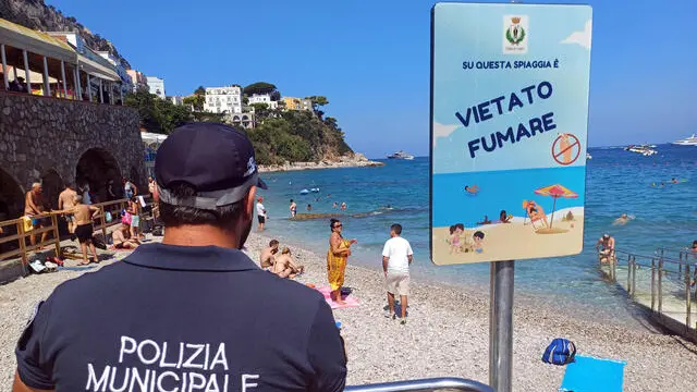 E' scattato il divieto di fumo sulle spiagge di Capri a seguito di un’ordinanza del sindaco Paolo Falco firmata nei giorni scorsi. Installati questa mattina i cartelli all'ingresso della spiaggia, partiti da oggi i controlli della polizia municipale.