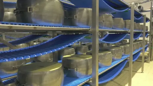 Nel secondo reparto una fascia di acciaio avvolta la cagliata © www.giornaledibrescia.it