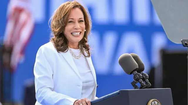 epa11535062 Democratic presidential candidate US Vice President Kamala Harris speaks to supporters during a campaign event in Eau Claire, Wisconsin, Michigan, USA, 07 August 2024. Harris has announced Democratic Minnesota Governor Tim Walz as her running mate for the 2024 presidential election. EPA/CRAIG LASSIG