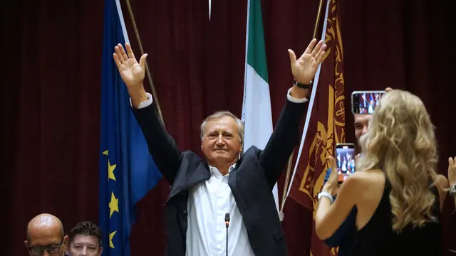 Il sindaco di Venezia Luigi Brugnaro al termine del suo discorso nel Consiglio Comunale straordinario dopo gli arresti per corruzione che hanno coinvolto un assessore e alcuni dirigenti comunali, Mestre (VE), 2 agosto 2024. ANSA/ANDREA MEROLA
