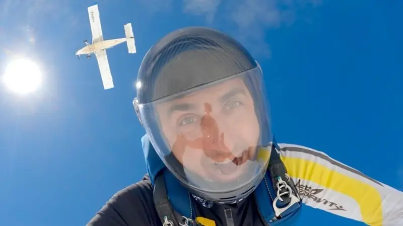 Un selfie scattato da Ludovico Vanoli durante un lancio con il paracadute © www.giornaledibrescia.it