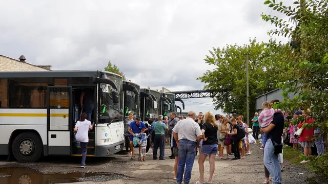 epa11540296 A handout photo made available by the Government of Kursk region of Russia shows people from the border districts of the Kursk region boarding buses to travel to children's camps in the Moscow region, in Kursk, Russia, 09 August 2024. More than 240 children from the border areas of the Kursk region went by bus to the Moscow region. According to Andrei Belostotsky, acting deputy governor of the Kursk region, at least four people were killed as a result of attacks by the Ukrainian Armed Forces in the Kursk region, while over 3,000 civilians were evacuated from border areas. EPA/GOVERNMENT OF KURSK REGION HANDOUT HANDOUT HANDOUT EDITORIAL USE ONLY/NO SALES