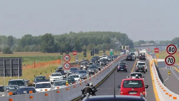 Sono quasi centomila i veicoli usciti dai caselli della rete autostradale di Autovie Venete alle 16.00 di oggi, la maggior parte dei quali transitata dai caselli balneari del Nordest, 05 agosto 2017. Il traffico è stato più che intenso durante tutta la giornata soprattutto sulla A4 Trieste-Venezia, con lunghe code e rallentamenti a macchia di leopardo. ANSA/UFFICIO STAMPA AUTOVIE VENETE +++ ANSA PROVIDES ACCESS TO THIS HANDOUT PHOTO TO BE USED SOLELY TO ILLUSTRATE NEWS REPORTING OR COMMENTARY ON THE FACTS OR EVENTS DEPICTED IN THIS IMAGE; NO ARCHIVING; NO LICENSING +++