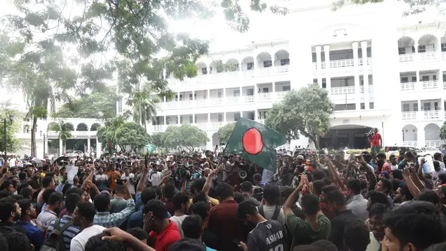 epa11541615 Protestors take part a demonstration on the premises of the Supreme Court, as they demand Chief Justice Obaidul Hassan resign, in Dhaka, Bangladesh, 10 August 2024. EPA/MONIRUL ALAM