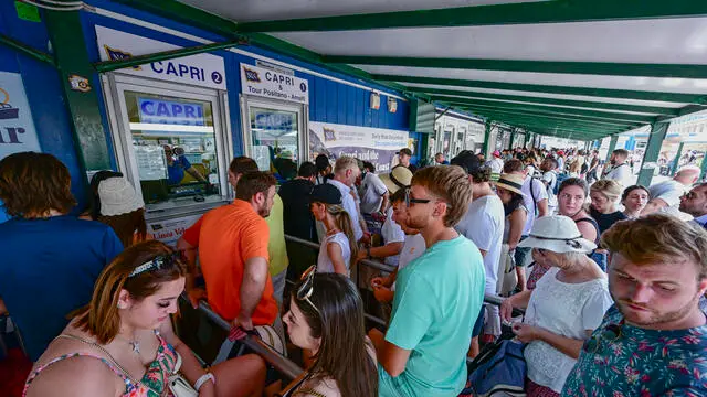 Folla di turisti al Molo Beverello di Napoli dove, per la decisione del sindaco di Capri dovuta alla mancanza d'acqua, e' stata sospesa per i non residenti la vendita dei biiglietti degli aliscafi, 22 giugno 2024. ANSA/CIRO FUSCO