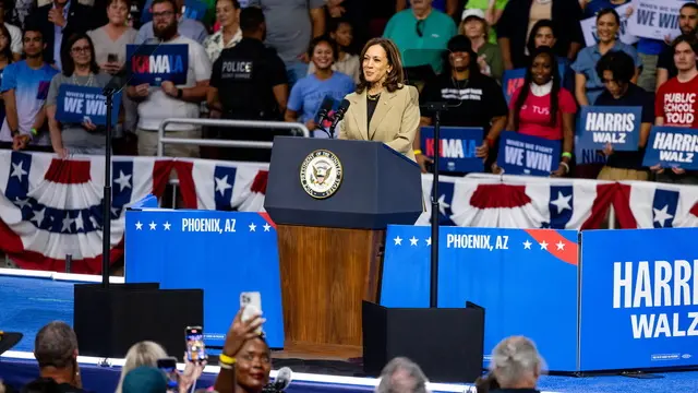 epa11541510 Democratic presidential candidate US Vice President Kamala Harris speaks during a campaign rally at the Desert Diamond Arena in Phoenix, Arizona, USA, 09 August 2024. EPA/CASSIDY ARAZIA