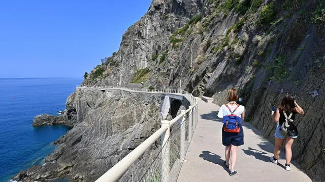 Anteprima stampa per la riapertura della Via dell'amore tra Riomaggiore e Manarola nel parco dell 5 Terre. Dal 27 luglio sarà riaperta al pubblico dei residenti nell'area parco, dal 9 agosto anche ai turisti. Oltre 2 anni e mezzo di lavori dopo le frane del 2012, che ne avevano decretato la chiusura per motivi di sicurezza. Manarola, 26 luglio 2024. ANSA/LUCA ZENNARO