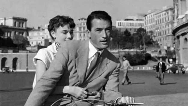 Audrey Hepburn e Gregory Peck in una scena del film ''Vacanze romane''. ANSA / UFFICIO STAMPA +++NO SALES - EDITORIAL USE ONLY+++