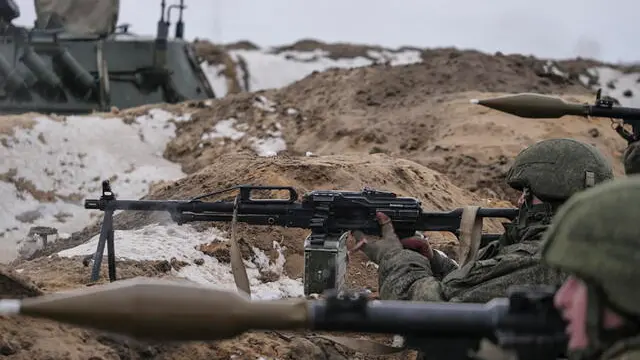 epa09725644 A handout photo made available by the Belarusian Defence Ministry's press service shows soldiers of the Belarus Armed Forces in trenches during a military exercise at the Brestsky training ground near Brest, Belarus, 03 February 2022. The joint military exercises of the armed forces of Russia and Belarus 'Allied Resolve - 2022' will be held from February 10 to 20. EPA/BELARUSIAN DEFENCE MINISTRY PRESS SERVICE/HANDOUT HANDOUT HANDOUT EDITORIAL USE ONLY/NO SALES